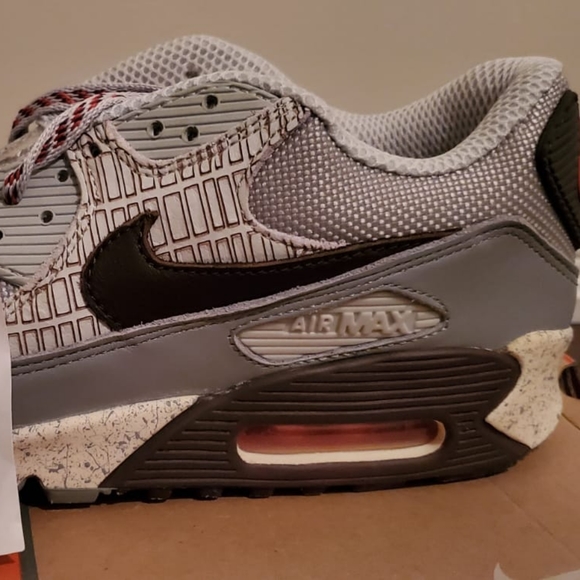 🌟 Laser etched 🌟aerial view of New York Air Max - Picture 3 of 10